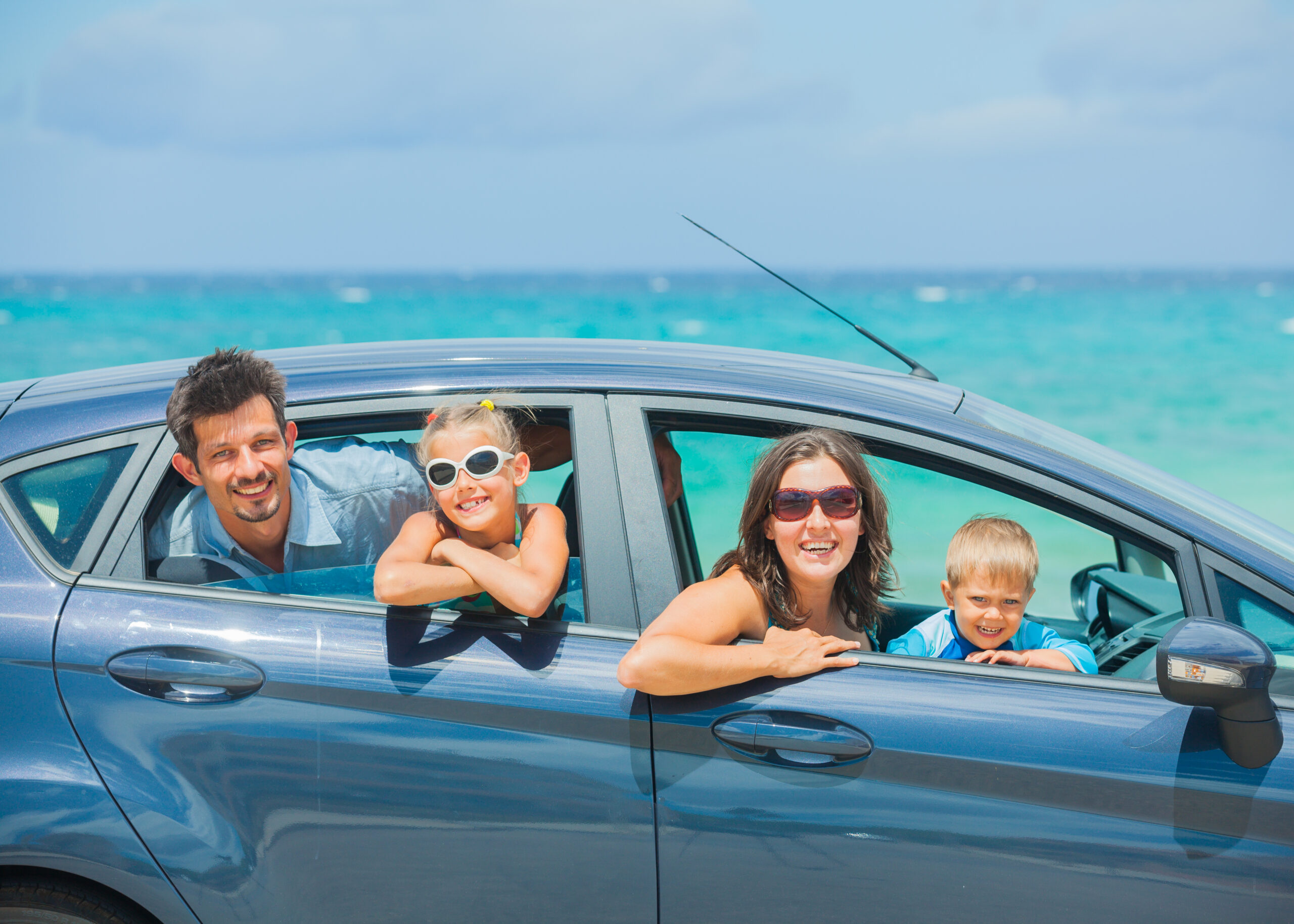 На море с детьми на машине. Машина для путешествий семьей. Путешествие с семьей. Автопутешествие семьей. Семья в машине.